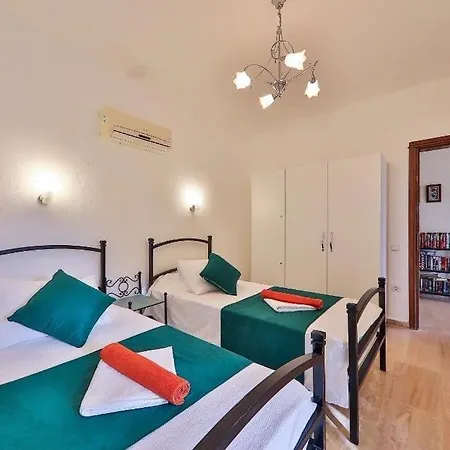 Kalamar Kalkan'da 14 Kisilik فيلة *