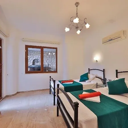 Kalamar Kalkan'da 14 Kisilik فيلة كاس